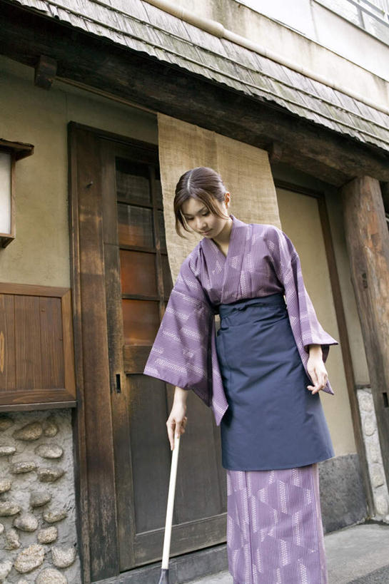 东方人,一个人,服务员,餐厅,站,竖图,室外,白天,仰视,工作服,制服,烹饪,门,亚洲,仅一个年轻女性,仅一个女性,仅一个人,握,扫帚,围裙,墙,日本料理,料理,食品,拿,拿着,注视,黄种人,菜肴,美食,餐饮,墙壁,墙面,食物,门框,日式料理,观察,看,站着,日式,握着,佳肴,观看,扫把,察看,关注,扫地,工作制服,年轻女性,女人,女性,亚洲人,服务生,侍者,站立,半身,彩图,低角度拍摄,工作套服,餐馆,饭店,饭馆