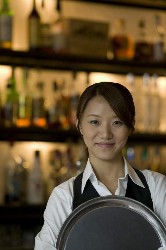 东方人,一个人,服务员,餐厅,站,笑,微笑,露齿笑,竖图,室内,白天,正面,工作服,衬衫,制服,烹饪,柜子,亚洲,仅一个年轻女性,仅一个女性,仅一个人,握,朦胧,模糊,壁灯,围裙,灯光,食品,拿,餐盘,红酒瓶,拿着,黄种人,菜肴,美食,餐饮,玻璃制品,灯,酒柜,酒瓶,食物,玻璃瓶,瓶子,橱柜,灯具,站着,握着,佳肴,照明设备,工作制服,年轻女性,女人,女性,亚洲人,服务生,侍者,站立,半身,彩图,衬衣,工作套服,餐馆,饭店,饭馆,咖啡馆