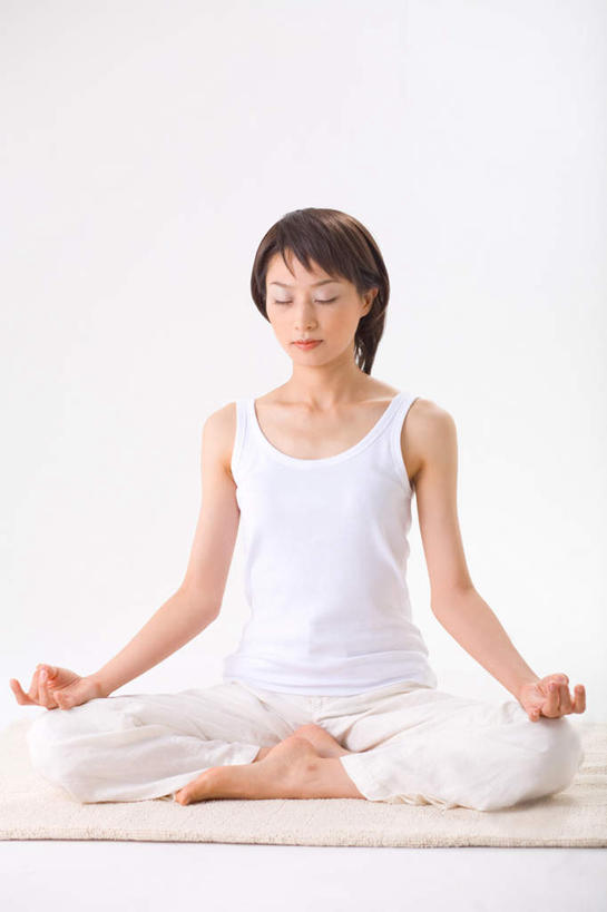 东方人,一个人,坐,闭眼,盘腿,竖图,室内,白天,白色背景,正面,锻炼,瑜伽,运动,亚洲,仅一个年轻女性,仅一个女性,仅一个人,服装,背心,墙,休闲装,黄种人,墙壁,墙面,衣服,白色,休闲,休闲服,养生,摄影,服饰,影棚,打坐,体育,年轻女性,女人,女性,亚洲人,闭眼睛,闭着眼,闭着眼睛,盘腿而坐,盘膝,盘着腿的,盘着腿坐,双腿交叉,坐着,彩图,全身,影棚拍摄,健身,拍摄