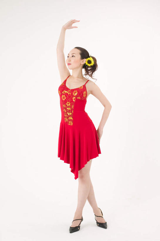 东方人,一个人,站,举,笑,微笑,露齿笑,竖图,室内,白天,白色背景,侧面,民族服装,裙子,跳舞,热情,亚洲,仅一个年轻女性,仅一个女性,仅一个人,服装,装饰,盛开,花蕾,注视,黄种人,花,花瓣,花朵,鲜花,一朵,衣服,黄色,红色,花苞,花蕊,观察,看,托,站着,激情,短裙,摄影,服饰,影棚,观看,华丽,修饰,点缀,察看,衣着,穿着,关注,舞姿,衬托,美观,雅致,雅观,衣饰,豪情,狂热,萨尔萨,萨尔萨舞,年轻女性,女人,女性,亚洲人,举起,举手,举着,抬头,向上举,向上伸,向上托,仰头,站立,彩图,全身,影棚拍摄,传统服装,民俗服,拍摄,舞蹈