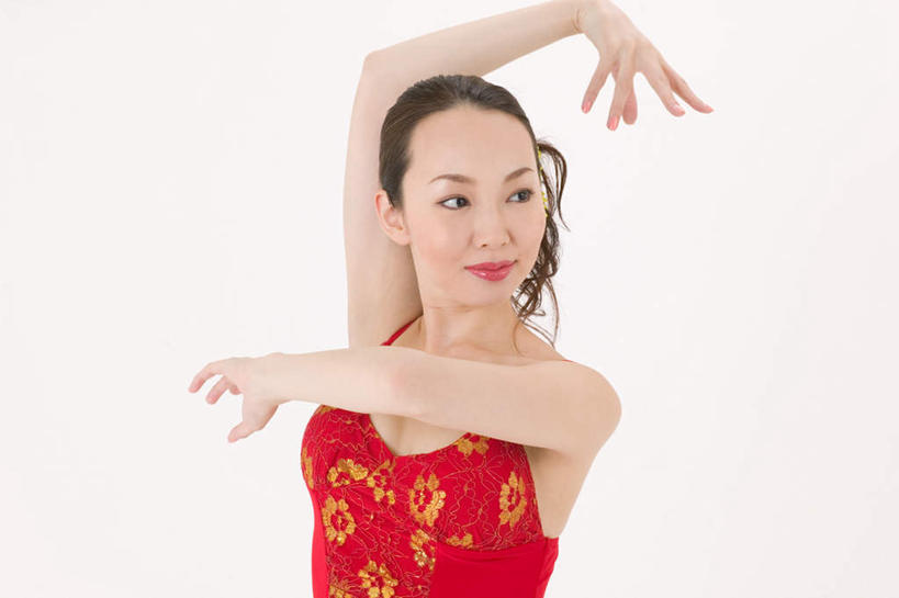 东方人,一个人,站,举,笑,微笑,露齿笑,横图,室内,白天,白色背景,正面,民族服装,裙子,跳舞,热情,亚洲,仅一个年轻女性,仅一个女性,仅一个人,服装,装饰,盛开,花蕾,注视,黄种人,花,花瓣,花朵,鲜花,一朵,衣服,黄色,红色,花苞,花蕊,观察,看,托,站着,激情,短裙,摄影,服饰,影棚,观看,华丽,修饰,点缀,察看,衣着,穿着,关注,舞姿,衬托,美观,雅致,雅观,衣饰,豪情,狂热,萨尔萨,萨尔萨舞,年轻女性,女人,女性,亚洲人,举起,举手,举着,向上举,向上伸,向上托,站立,半身,彩图,影棚拍摄,传统服装,民俗服,拍摄,舞蹈