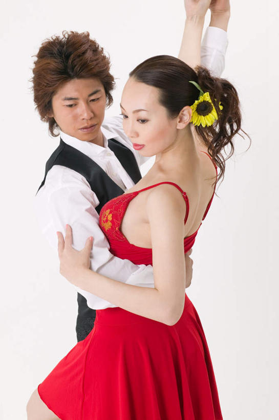 东方人,两个人,夫妻,站,抱,笑,微笑,露齿笑,竖图,室内,白天,白色背景,侧面,民族服装,衬衫,裙子,爱情,跳舞,热情,帽子,亚洲,服装,装饰,盛开,浪漫,花蕾,注视,礼帽,黄种人,花,花瓣,花朵,鲜花,一朵,衣服,黄色,红色,花苞,花蕊,观察,看,站着,恩爱,激情,短裙,恋人,摄影,服饰,影棚,抱着,观看,马甲,华丽,修饰,点缀,察看,搂着,衣着,穿着,关注,舞姿,衬托,美观,雅致,雅观,衣饰,豪情,狂热,萨尔萨,萨尔萨舞,男人,男性,年轻男性,年轻女性,女人,女性,亚洲人,情侣,怀抱,搂,搂抱,相抱,拥抱,站立,半身,彩图,影棚拍摄,衬衣,传统服装,礼服,民俗服,拍摄,舞蹈,伴侣