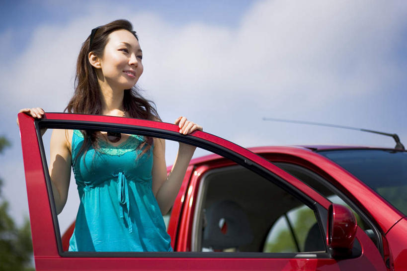 东方人,一个人,站,笑,微笑,露齿笑,横图,室外,白天,正面,裙子,旅游,度假,植物,汽车,亚洲,仅一个年轻女性,仅一个女性,仅一个人,远眺,连衣裙,服装,朦胧,模糊,注视,休闲装,黄种人,娱乐,车,树,树木,衣服,红色,绿色,自然,车门,交通工具,轿车,夏天,观察,看,站着,享受,休闲,休闲服,放松,服饰,生长,成长,观看,半身裙,吊带裙,察看,关注,载具,户外运动,年轻女性,女人,女性,亚洲人,站立,半身,彩图