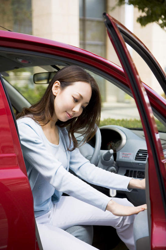 东方人,一个人,坐,推,笑,微笑,露齿笑,竖图,室外,白天,正面,旅游,度假,太阳,植物,汽车,亚洲,仅一个年轻女性,仅一个女性,仅一个人,阴影,服装,光线,影子,注视,休闲装,黄种人,娱乐,推门,车,树,树木,衣服,红色,绿色,阳光,自然,交通工具,轿车,夏天,观察,看,享受,休闲,休闲服,放松,服饰,生长,成长,观看,察看,关注,载具,推开,户外运动,年轻女性,女人,女性,亚洲人,坐着,半身,彩图