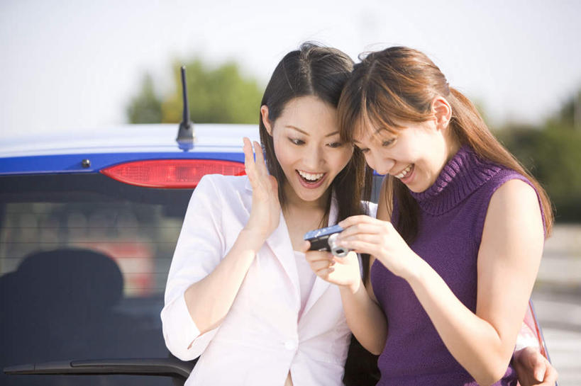 东方人,两个人,伙伴,朋友,站,笑,微笑,露齿笑,横图,室外,白天,正面,旅游,度假,友谊,汽车,相机,亚洲,握,服装,惊讶,拿,拿着,注视,休闲装,黄种人,娱乐,车,拍照,衣服,蓝色,蓝天,天空,数码相机,交通工具,轿车,天,低头,观察,看,站着,享受,休闲,惊喜,休闲服,放松,握着,摄影,服饰,观看,察看,关注,户外运动,友情,年轻女性,女人,女性,亚洲人,照相机,站立,半身,彩图,照相