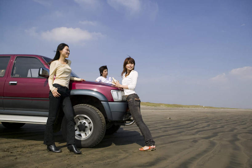 东方人,三个人,伙伴,朋友,站,说,横图,室外,白天,正面,T恤衫,旅游,度假,友谊,沙滩,汽车,亚洲,撑,阴影,远眺,服装,光线,沙子,影子,海岸,云,云朵,辽阔,沙地,T恤,云彩,托头,依靠,注视,牛仔裤,休闲装,黄种人,娱乐,车,衣服,蓝色,白云,蓝天,天空,阳光,交通工具,天,看,靠着,托,站着,享受,休闲,休闲服,放松,服饰,晴朗,关注,户外运动,交流,友情,男人,男性,年轻男性,年轻女性,女人,女性,亚洲人,海滩,晴空,沟通,讲话,交谈,说话,谈话,站立,彩图,全身,皮卡车