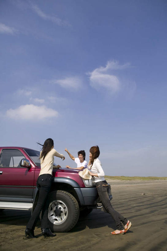 东方人,三个人,伙伴,朋友,站,说,竖图,室外,白天,T恤衫,旅游,度假,友谊,沙滩,汽车,亚洲,撑,阴影,服装,光线,沙子,影子,海岸,云,云朵,辽阔,沙地,T恤,云彩,托头,依靠,注视,牛仔裤,休闲装,黄种人,娱乐,车,背面,衣服,蓝色,白云,蓝天,天空,阳光,交通工具,天,观察,看,靠着,托,站着,享受,休闲,休闲服,放松,服饰,晴朗,观看,察看,关注,户外运动,交流,友情,男人,男性,年轻男性,年轻女性,女人,女性,亚洲人,海滩,晴空,沟通,讲话,交谈,说话,谈话,站立,彩图,全身,皮卡车