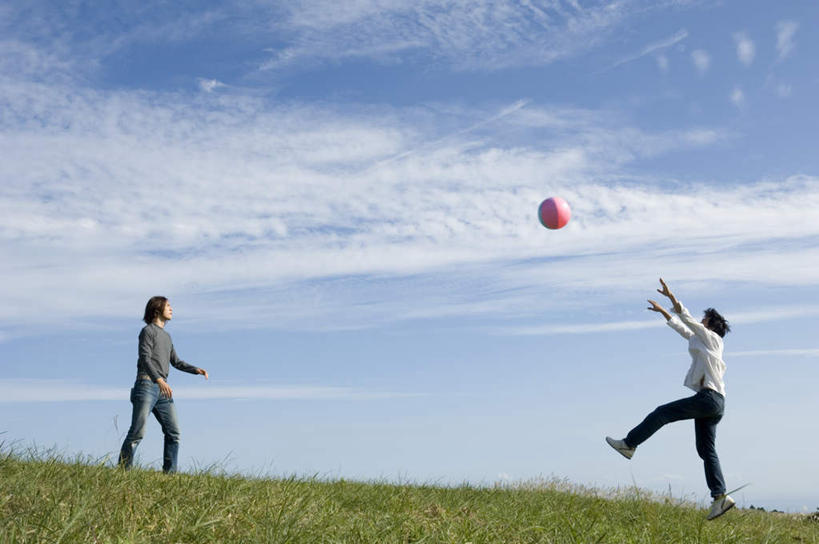 东方人,两个人,伙伴,朋友,站,投,伸展双臂,横图,室外,白天,侧面,锻炼,旅游,度假,游戏,友谊,运动,亚洲,伸展,服装,云,云朵,玩,云彩,注视,休闲装,黄种人,娱乐,运动器械,球,衣服,蓝色,白云,蓝天,天空,充气球,沙滩球,天,观察,看,站着,享受,休闲,休闲服,健身器械,放松,服饰,晴朗,观看,察看,关注,健身器材,户外运动,体育,友情,男人,男性,年轻男性,亚洲人,晴空,敞开双臂,抛,扔,撒,伸开双臂,抬头,玩耍,嬉戏,仰头,展开双肩,站立,张开手臂,张开双臂,掷,彩图,全身,健身,运动器材