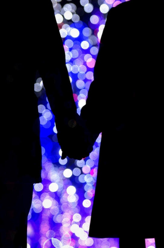 东方人,两个人,夫妻,站,握手,竖图,室外,夜晚,爱情,幸福,霓虹灯,圣诞节,亚洲,节日,朦胧,模糊,庆祝,灯光,浪漫,依靠,黄种人,文化,灯,背面,蓝色,白色,灯具,靠,靠着,站着,庆典,温暖,温馨,射灯,恋人,纪念,和睦,照明设备,剪影,眩晕,男人,男性,年轻男性,年轻女性,女人,女性,亚洲人,情侣,搀手,拉手,手拉手,手握手,站立,半身,彩图,伴侣,融洽