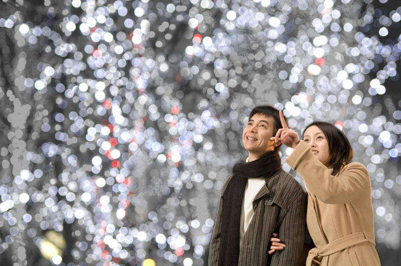 东方人,两个人,夫妻,站,笑,微笑,露齿笑,横图,室外,夜晚,正面,爱情,幸福,霓虹灯,圣诞节,亚洲,指,节日,朦胧,模糊,庆祝,装饰,冬天,灯光,银色,浪漫,风衣,依靠,注视,黄种人,文化,灯,白色,围巾,灯具,观察,看,靠,靠着,站着,庆典,温暖,温馨,射灯,指示,恋人,围脖,观看,纪念,保暖,华丽,点缀,和睦,察看,指着,御寒,照明设备,关注,剪影,眩晕,衬托,美观,雅致,雅观,男人,男性,年轻男性,年轻女性,女人,女性,亚洲人,情侣,抬头,仰头,站立,半身,彩图,伴侣,融洽