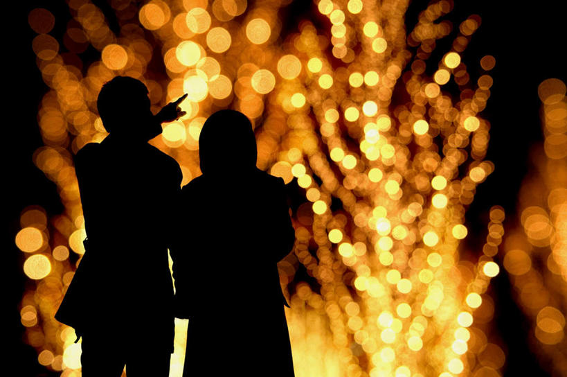 东方人,两个人,夫妻,站,握手,横图,室外,夜晚,爱情,幸福,霓虹灯,圣诞节,亚洲,指,节日,朦胧,模糊,庆祝,灯光,浪漫,依靠,注视,黄种人,文化,灯,背面,黄色,灯具,观察,看,靠,靠着,站着,庆典,温暖,温馨,金色,射灯,指示,恋人,观看,纪念,和睦,察看,指着,照明设备,关注,剪影,眩晕,男人,男性,年轻男性,年轻女性,女人,女性,亚洲人,情侣,搀手,拉手,手拉手,手握手,站立,半身,彩图,伴侣,融洽