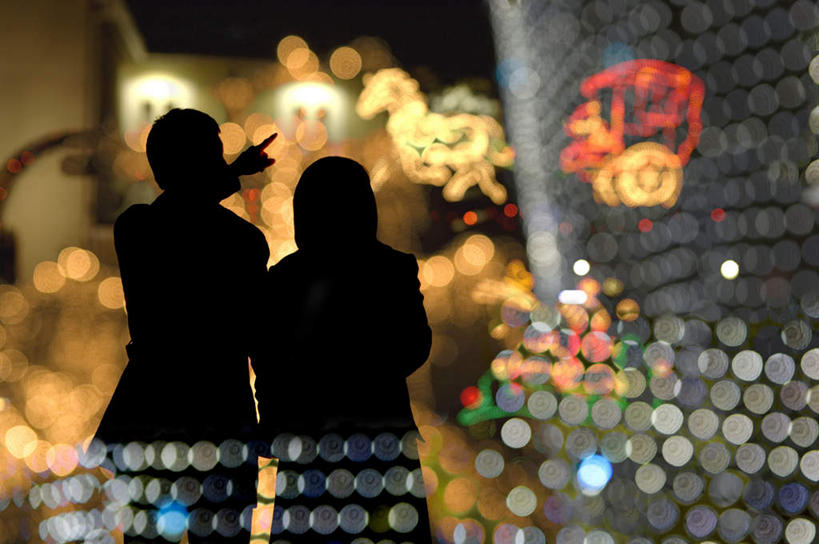 东方人,两个人,夫妻,站,横图,室外,夜晚,爱情,幸福,霓虹灯,圣诞节,亚洲,指,节日,朦胧,模糊,庆祝,灯光,浪漫,依靠,注视,黄种人,文化,灯,背面,灯具,观察,看,靠,靠着,站着,庆典,温暖,温馨,射灯,指示,恋人,观看,纪念,和睦,察看,指着,照明设备,关注,剪影,眩晕,男人,男性,年轻男性,年轻女性,女人,女性,亚洲人,情侣,站立,半身,彩图,伴侣,融洽