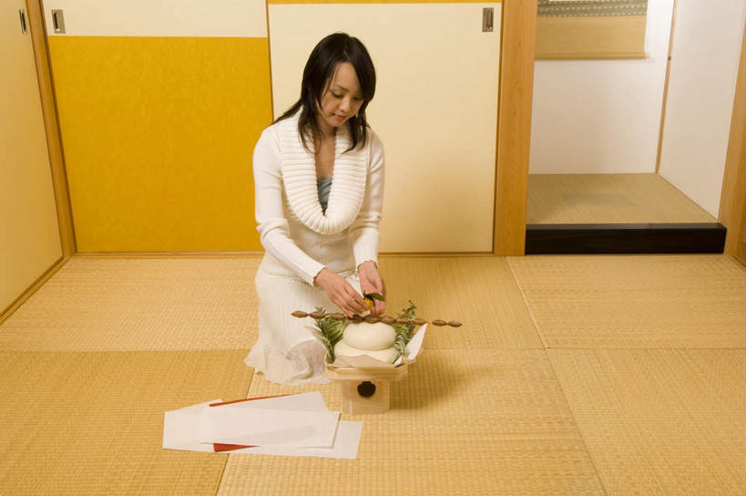 东方人,一个人,坐,跪,横图,室内,白天,正面,裙子,烹饪,地板,门,亚洲,仅一个年轻女性,仅一个女性,仅一个人,握,制作,墙,日本料理,料理,食品,地面,拿,拿着,注视,黄种人,长裙,菜肴,美食,木地板,墙壁,墙面,食物,白色,门框,日式料理,低头,观察,看,日式,握着,佳肴,观看,察看,关注,糯米团,跪坐,年轻女性,女人,女性,亚洲人,跪着,坐着,彩图,全身