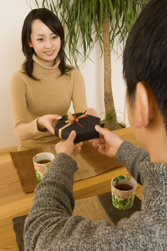 东方人,背部,两个人,家庭,夫妻,坐,笑,微笑,露齿笑,竖图,室内,白天,正面,毛衣,爱情,植物,餐桌,桌子,杯子,礼盒,礼物,亚洲,握,节日,庆祝,盆栽,纸盒,墙,盆景,浪漫,拿,拿着,注视,黄种人,文化,茶水,墙壁,墙面,盒子,绿色,自然,包装盒,水杯,礼品盒,观察,看,庆典,温暖,温馨,一家人,握着,恋人,礼品,生长,成长,餐台,观看,纪念,和睦,察看,关注,男人,男性,年轻男性,年轻女性,女人,女性,亚洲人,情侣,茶杯,坐着,半身,彩图,绒衣,套衫,套头毛衣,线衣,伴侣,融洽