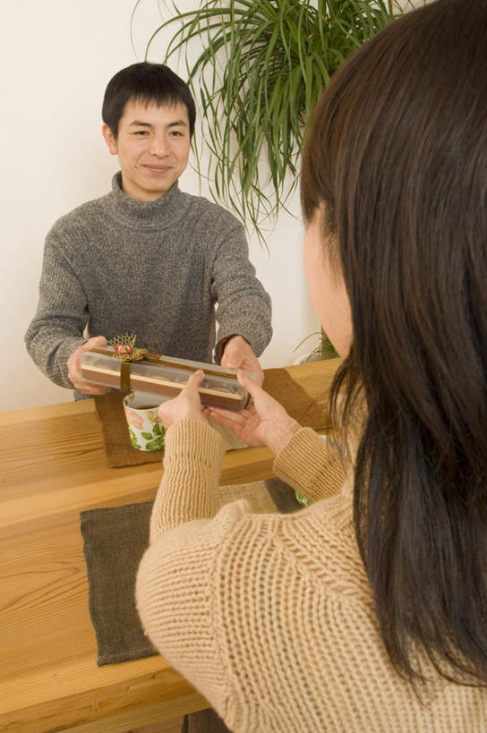 东方人,背部,两个人,家庭,夫妻,坐,笑,微笑,露齿笑,竖图,室内,白天,正面,毛衣,爱情,植物,餐桌,桌子,杯子,礼盒,礼物,亚洲,握,节日,庆祝,盆栽,纸盒,墙,盆景,浪漫,拿,拿着,注视,黄种人,文化,茶水,墙壁,墙面,盒子,绿色,自然,包装盒,水杯,礼品盒,观察,看,庆典,温暖,温馨,一家人,握着,恋人,礼品,生长,成长,餐台,观看,纪念,和睦,察看,关注,男人,男性,年轻男性,年轻女性,女人,女性,亚洲人,情侣,茶杯,坐着,半身,彩图,绒衣,套衫,套头毛衣,线衣,伴侣,融洽