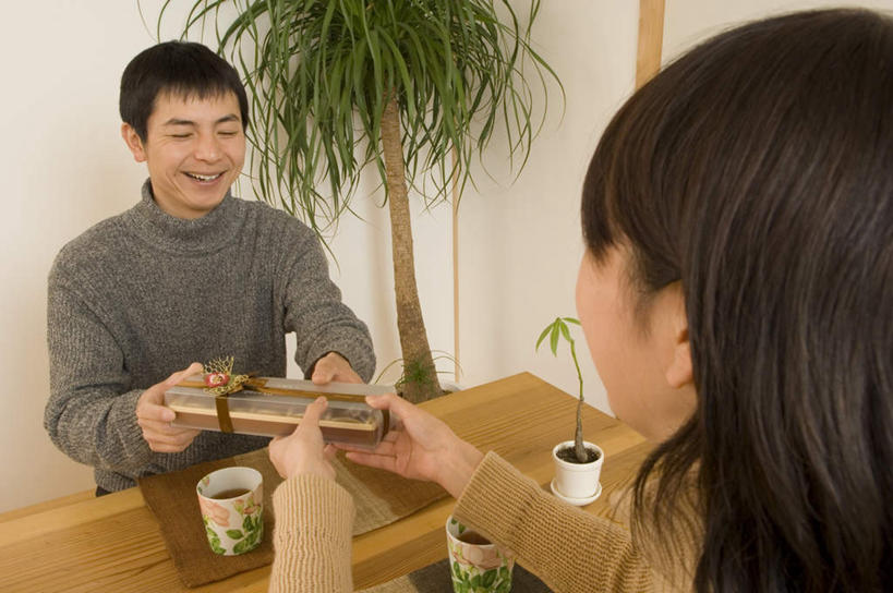 东方人,背部,两个人,家庭,夫妻,坐,笑,微笑,露齿笑,横图,室内,白天,正面,毛衣,爱情,植物,餐桌,桌子,杯子,礼盒,礼物,亚洲,握,节日,庆祝,盆栽,纸盒,墙,盆景,浪漫,拿,拿着,注视,黄种人,文化,茶水,墙壁,墙面,盒子,绿色,自然,包装盒,水杯,礼品盒,观察,看,庆典,温暖,温馨,一家人,握着,恋人,礼品,生长,成长,餐台,观看,纪念,和睦,察看,关注,男人,男性,年轻男性,年轻女性,女人,女性,亚洲人,情侣,茶杯,坐着,半身,彩图,绒衣,套衫,套头毛衣,线衣,伴侣,融洽