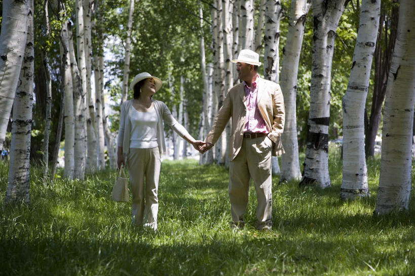 东方人,两个人,夫妻,站,走,握手,笑,微笑,露齿笑,横图,室外,白天,正面,衬衫,爱情,旅游,度假,森林,树林,太阳,植物,帽子,亚洲,阴影,服装,光线,影子,云,云朵,浪漫,云彩,注视,休闲装,黄种人,娱乐,树,树木,衣服,蓝色,绿色,白云,蓝天,天空,阳光,自然,遮阳帽,天,观察,看,站着,享受,休闲,温暖,温馨,休闲服,恩爱,放松,恋人,服饰,生长,晴朗,成长,对看,观看,和睦,察看,关注,户外运动,男人,男性,女人,女性,中年男性,中年女性,亚洲人,情侣,晴空,步行,插兜,搀手,拉手,散步,手插兜,手拉手,手握手,站立,走路,彩图,全身,衬衣,伴侣,融洽