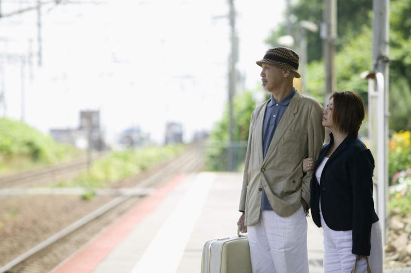 东方人,胡须,两个人,夫妻,站,笑,说,微笑,露齿笑,横图,室外,白天,正面,衬衫,爱情,旅游,度假,帽子,手提箱,亚洲,拉杆箱,旅行箱,浪漫,依靠,注视,休闲装,黄种人,娱乐,蓝色,蓝天,天空,行李箱,遮阳帽,箱子,天,观察,看,靠,靠着,站着,享受,休闲,温暖,温馨,休闲服,恩爱,放松,提,恋人,观看,和睦,察看,提着,关注,户外运动,交流,老年男性,老年女性,男人,男性,女人,女性,亚洲人,山羊胡,胡子,情侣,讲话,交谈,说话,谈话,站立,半身,彩图,衬衣,旅行,伴侣,融洽