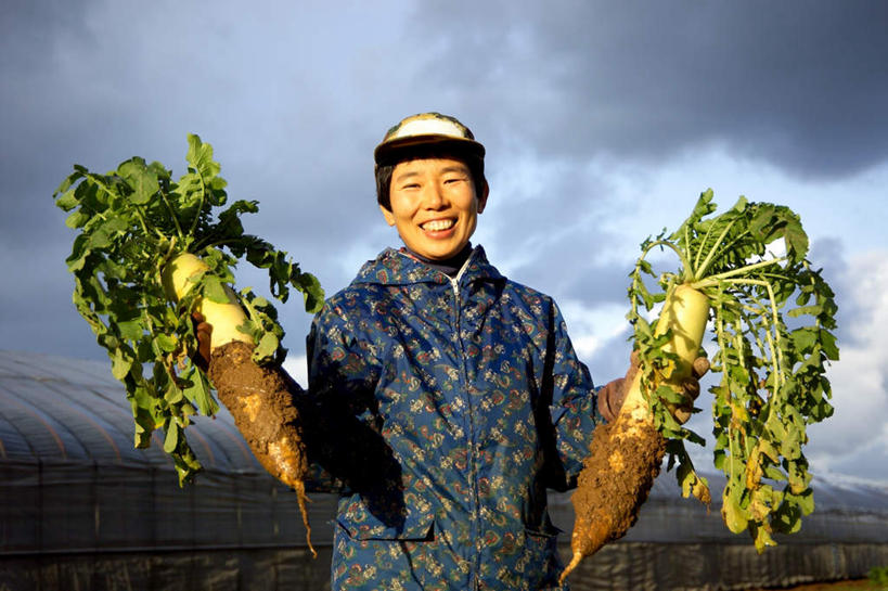 东方人,一个人,农民,菜园,农田,站,横图,室外,白天,正面,庄稼,萝卜,白萝卜,蔬菜,亚洲,仅一个女性,仅一个人,握,服装,丰收,新鲜,暖棚,食品,拿,拿着,注视,黄种人,食物,棚,衣服,观察,看,站着,握着,服饰,仅一个老年女性,有机食品,绿色食品,收获,观看,察看,衣着,穿着,关注,菜棚,田庄,衣饰,老年女性,女人,女性,亚洲人,佃农,农场主,农夫,农工,乡下人,小农,庄稼人,站立,半身,彩图,耕地,庄稼田