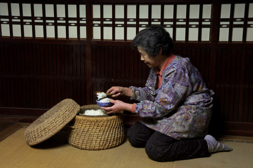 米饭,东方人,一个人,坐,横图,室内,白天,侧面,门,亚洲,仅一个女性,仅一个人,服装,饭勺,饭,勺,黄种人,锅,衣服,门框,碗,服饰,仅一个老年女性,饭碗,五谷,衣着,穿着,衣饰,老年女性,女人,女性,亚洲人,坐着,彩图,全身