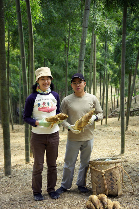 东方人,两个人,站,竖图,室外,白天,正面,爱情,纯洁,竹子,蔬菜,帽子,亚洲,服装,丰收,新鲜,箩筐,竹林,竹笋,食品,浪漫,黄种人,运动帽,笋,食物,衣服,遮阳帽,站着,温暖,温馨,鸭舌帽,恩爱,恋人,服饰,有机食品,绿色食品,和睦,高雅,衣着,穿着,奉献,质朴,正直,衣饰,担当,男人,男性,年轻男性,年轻女性,女人,女性,亚洲人,情侣,竹,站立,彩图,全身,伴侣,奋进,操守,融洽,四君子,岁寒三友,性坚,虚怀,虚心,善群,卓尔