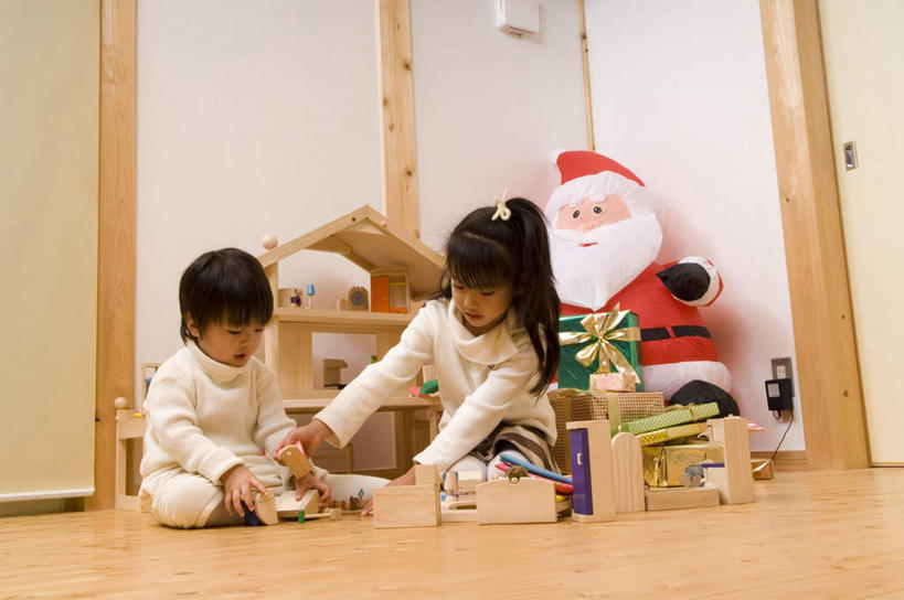 东方人,儿童,两个人,伙伴,朋友,坐,横图,室内,白天,正面,游戏,友谊,纯洁,智慧,门,卧室,玩具,圣诞节,亚洲,圣诞老人,节日,庆祝,圣诞礼物,玩,黄种人,文化,娱乐,小孩,门框,庆典,休闲,积木,可爱,童年,童趣,益智,电源开关,活动,纪念,思维,发泄,消遣,智力,想象,童真,烂漫,无邪,宣泄,天真,友情,男孩,男人,男性,女孩,女人,女性,亚洲人,玩耍,嬉戏,坐着,彩图,全身,睡房,卧房,男生,女生