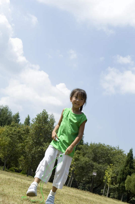 东方人,儿童,一个人,站,竖图,室外,白天,仰视,旅游,度假,纯洁,游乐场,亚洲,仅一个女性,仅一个人,漫步,服装,休闲装,黄种人,娱乐,小孩,衣服,夏天,站着,仅一个小孩,享受,休闲,休闲服,放松,可爱,童年,童趣,服饰,户外运动,童真,烂漫,无邪,天真,女孩,女人,女性,亚洲人,孩子,站立,彩图,低角度拍摄,全身,女生