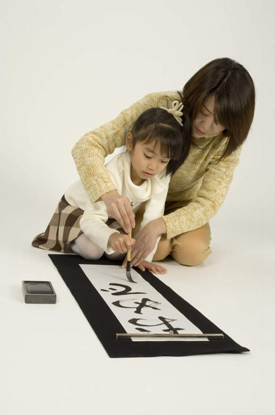 东方人,儿童,两个人,家庭,母亲,女儿,竖图,俯视,室内,白天,白色背景,纯洁,亚洲,握,服装,笔,毛笔,书法,办公用品,拿,拿着,休闲装,家人,黄种人,文具,小孩,衣服,学习用品,休闲,温暖,温馨,母女,一家人,休闲服,可爱,母爱,童年,童趣,握着,摄影,服饰,影棚,文具用品,和睦,宣纸,童真,东亚,烂漫,无邪,日本国,天真,年轻女性,女孩,女人,女性,亚洲人,孩子,彩图,高角度拍摄,全身,影棚拍摄,拍摄,融洽,女生