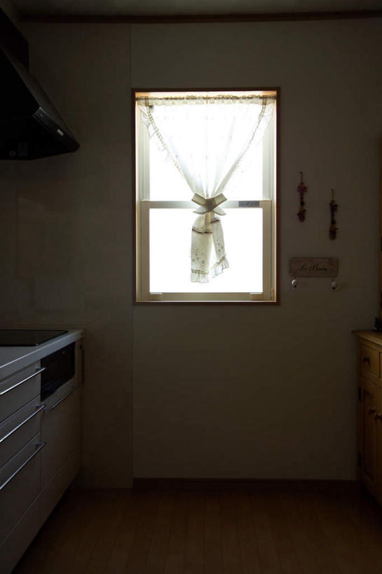 无人,家,竖图,室内,白天,正面,别墅,餐桌,厨房,窗户,窗帘,家具,落地窗,装修,桌子,建筑,玻璃,欧式,装饰,玻璃柜,瓷砖,地砖,房屋,煤气灶,屋子,公寓,地面,豪华,建设,现代,装潢,洋房,楼房,玻璃窗,住宅,帘子,橱柜,室内装潢,遮阳,餐台,华丽,修饰,明亮,点缀,舒适,家居装潢,吸油烟机,流理台,房屋设计,地中海风格,古典风格,简约风格,室内设计,宽敞,脱排油烟机,样板房装潢,衬托,美观,雅致,雅观,设计,彩图,房子,灶间