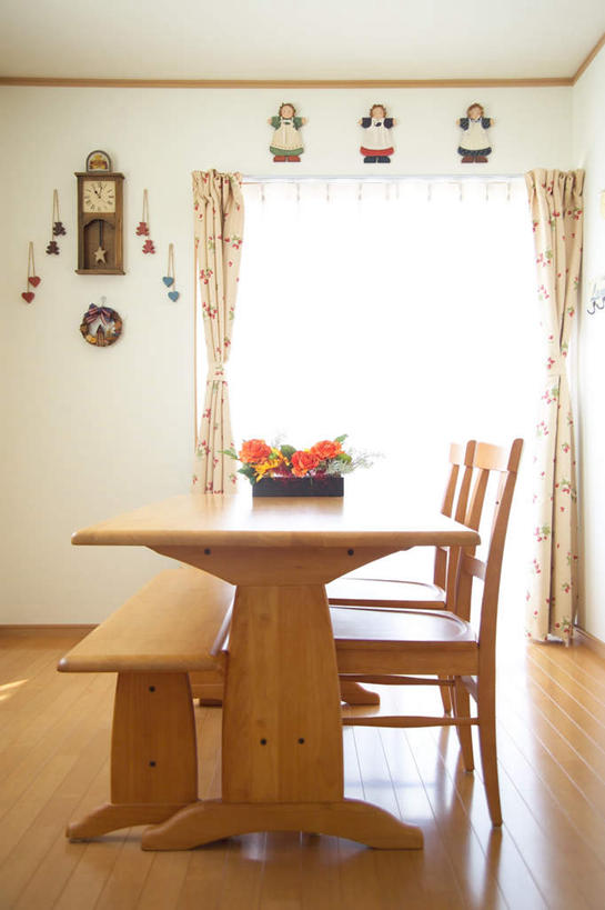 无人,家,客厅,竖图,室内,白天,正面,智慧,植物,别墅,布艺,餐桌,窗户,窗帘,地板,家具,落地窗,装修,桌子,建筑,玩具,欧式,艺术,装饰,时间,挂饰,盆栽,时钟,房屋,墙,屋子,公寓,盆景,艺术品,地面,豪华,文化,建设,现代,装潢,洋房,楼房,木地板,玻璃窗,墙壁,墙面,住宅,绿色,自然,插花,帘子,挂钟,室内装潢,遮阳,表,生长,成长,餐台,餐椅,华丽,修饰,插花艺术,明亮,点缀,创造,起居室,舒适,家居装潢,创作,房屋设计,地中海风格,古典风格,简约风格,想象,室内设计,宽敞,样板房装潢,衬托,美观,雅致,雅观,设计,钟,彩图,房子