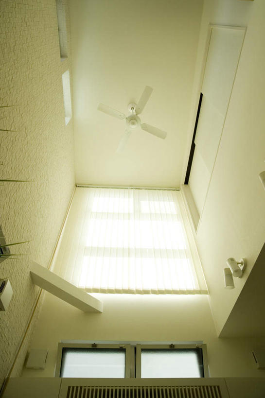 无人,家,客厅,栏杆,竖图,插画,室内,白天,仰视,别墅,窗户,窗帘,家具,落地窗,门,天花板,装修,建筑,照明,欧式,装饰,光线,壁灯,扶手,房顶,房屋,墙,屋子,公寓,灯光,豪华,建设,现代,装潢,洋房,护栏,楼房,玻璃窗,墙壁,墙面,住宅,灯,阳光,帘子,灯具,门框,室内装潢,遮阳,吊扇,电扇,华丽,修饰,明亮,照亮,点缀,起居室,舒适,家居装潢,照明设备,房屋设计,地中海风格,古典风格,简约风格,通风口,室内设计,宽敞,排风扇,样板房装潢,衬托,美观,雅致,雅观,设计,彩图,低角度拍摄,房子