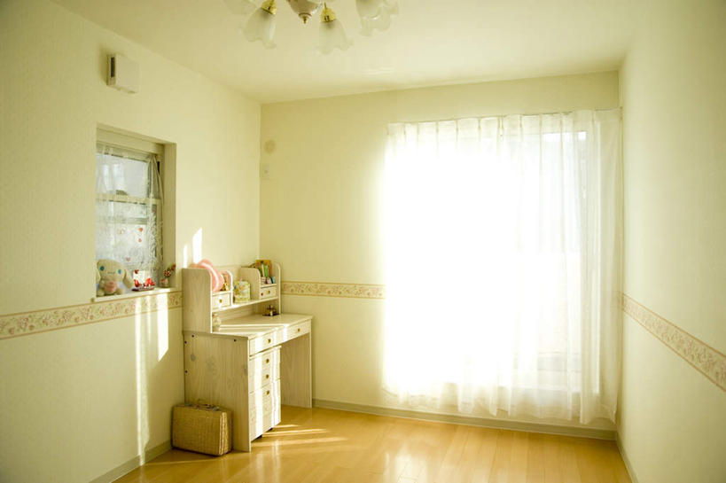 无人,家,客厅,横图,室内,白天,正面,别墅,布艺,窗户,窗帘,地板,家具,装修,桌子,建筑,玩具,抽屉,欧式,阴影,装饰,光线,娃娃,影子,房屋,墙,屋子,公寓,地面,豪华,建设,现代,书桌,装潢,洋房,楼房,吊灯,顶灯,木地板,玻璃窗,墙壁,墙面,住宅,阳光,帘子,课桌,室内装潢,遮阳,布偶,华丽,修饰,明亮,点缀,起居室,舒适,家居装潢,藤制品,编织品,房屋设计,地中海风格,古典风格,简约风格,室内设计,宽敞,样板房装潢,衬托,美观,雅致,雅观,设计,彩图,房子