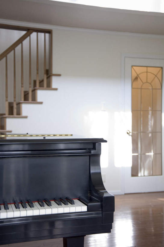 无人,家,客厅,栏杆,竖图,室内,白天,正面,键盘,别墅,窗户,地板,家具,楼梯,门,装修,建筑,欧式,阴影,装饰,光线,扶手,影子,房屋,钢琴,阶梯,墙,屋子,公寓,乐器,地面,豪华,玻璃门,建设,现代,装潢,洋房,护栏,楼房,木地板,墙壁,墙面,台阶,住宅,阳光,门框,室内装潢,明亮,起居室,舒适,键盘乐器,家居装潢,房屋设计,地中海风格,古典风格,简约风格,室内设计,宽敞,样板房装潢,设计,彩图,房子