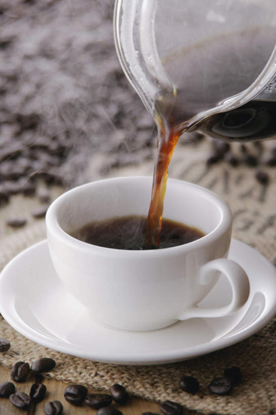 咖啡,无人,竖图,俯视,室内,特写,白天,植物,雾,桌子,豆,杯子,许多,倒,沸腾,蒸汽,瓷器,热气,豆类,豆子,咖啡杯,咖啡壶,陶瓷制品,水蒸气,饮食,水壶,桌布,饮料,一个,白色,黑色,咖啡豆,冲,单个,瓷杯,麻布,豆科,蒸发,咖啡因,台面,彩图,高角度拍摄