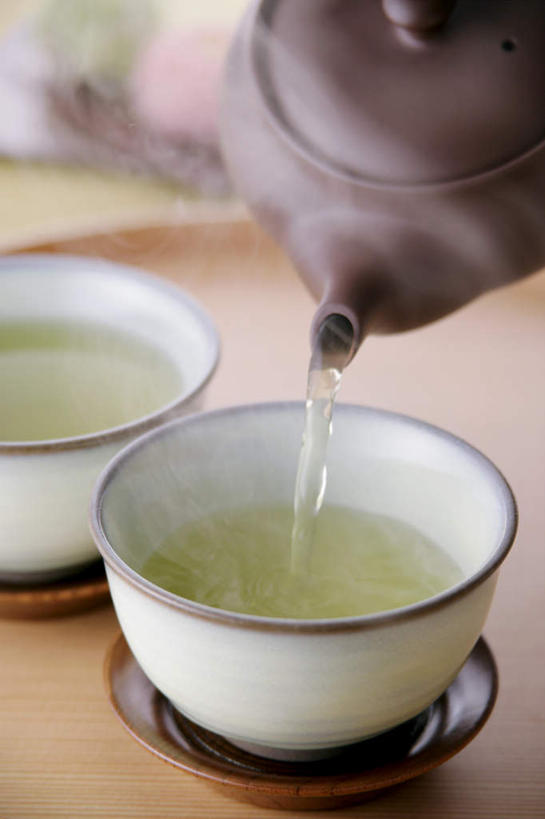 无人,竖图,俯视,室内,特写,白天,幸福,水,雾,茶,桌子,杯子,倒,沸腾,蒸汽,瓷器,碟子,液体,热气,水滴,茶道,茶叶,陶瓷制品,水蒸气,文化,娱乐,饮食,水壶,桌布,饮料,一个,红色,绿色,茶壶,享受,休闲,温馨,放松,乐趣,冲,泡,单个,茶艺,提神,舒适,瓷杯,醒脑,蒸发,茶杯,台面,彩图,高角度拍摄,传统文化