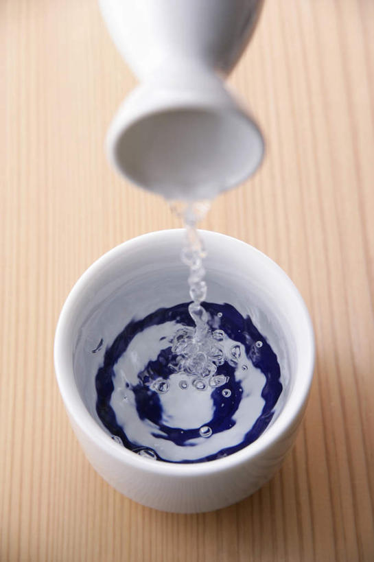 清酒,无人,竖图,俯视,室内,特写,白天,水,桌子,杯子,倒,透明,瓷器,纹理,液体,水滴,陶瓷制品,烧酒,饮食,酒,酒瓶,饮料,一个,白色,酒杯,水杯,单个,瓷杯,台面,彩图,高角度拍摄