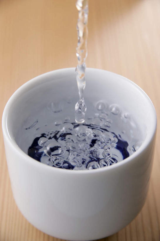 清酒,无人,竖图,俯视,室内,特写,白天,水,桌子,杯子,倒,透明,瓷器,纹理,液体,水滴,陶瓷制品,烧酒,饮食,酒,饮料,一个,白色,酒杯,水杯,单个,瓷杯,台面,彩图,高角度拍摄