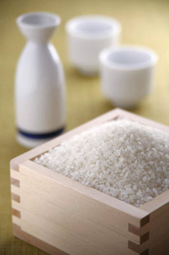 清酒,无人,竖图,俯视,室内,特写,白天,水,桌子,杯子,朦胧,模糊,瓷器,木盒,纹理,液体,水滴,陶瓷制品,米,正方体,烧酒,大米,饮食,盒子,酒,酒瓶,饮料,一个,白色,酒杯,木制品,容器,水杯,单个,瓷杯,台面,彩图,高角度拍摄