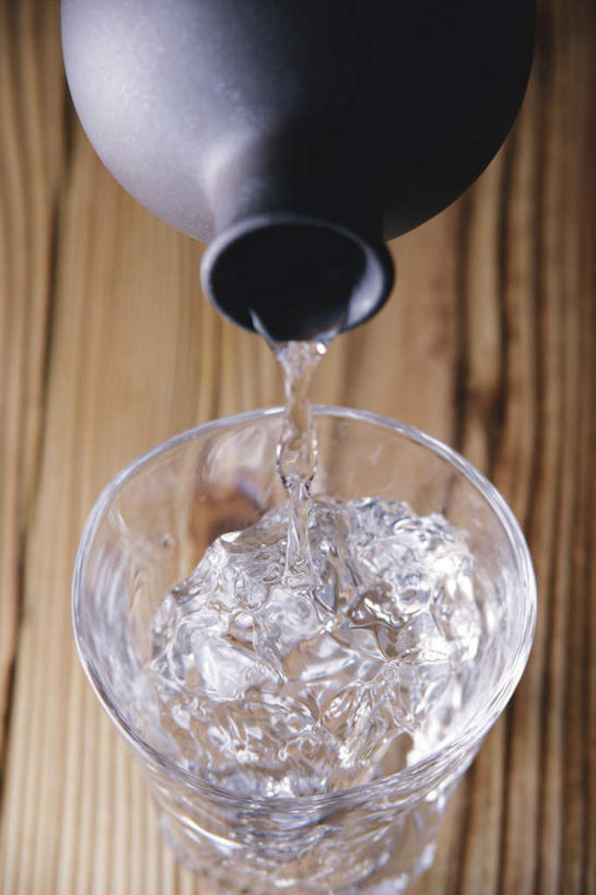 清酒,无人,竖图,俯视,室内,特写,白天,水,桌子,杯子,倒,透明,瓷器,纹理,液体,冰,水滴,冰块,陶瓷制品,烧酒,冷冻,饮食,玻璃制品,酒,酒瓶,饮料,一个,黑色,酒杯,水杯,寒冷,浇,冷藏,单个,冰冷,瓷杯,保鲜,玻璃杯,台面,彩图,高角度拍摄