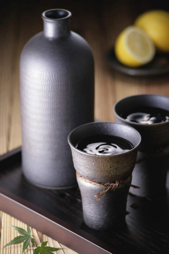 清酒,无人,竖图,俯视,室内,特写,白天,水,桌子,杯子,透明,瓷器,纹理,液体,冰,水滴,冰块,陶瓷制品,烧酒,冷冻,饮食,玻璃制品,酒,酒瓶,饮料,一个,黑色,酒杯,水杯,寒冷,冷藏,单个,冰冷,瓷杯,保鲜,玻璃杯,台面,彩图,高角度拍摄