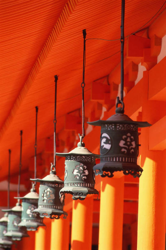 无人,竖图,室外,特写,白天,仰视,旅游,度假,标志建筑,地标,建筑,照明,京都,日本,亚洲,一排,吊挂,悬挂,节日,整齐,灯笼,纸灯笼,柱子,神社,挂,文化,娱乐,建设,排列,红色,灯具,祈祷,享受,休闲,健康,橙色,旅游胜地,放松,许愿,宗教,信仰,京都府,纪念,神道,祈求,照亮,祭祀,照明设备,队列,东亚,本州,本州岛,日本国,近畿地方,平安神宫,近畿,神道教,社屋,平安,彩图,低角度拍摄