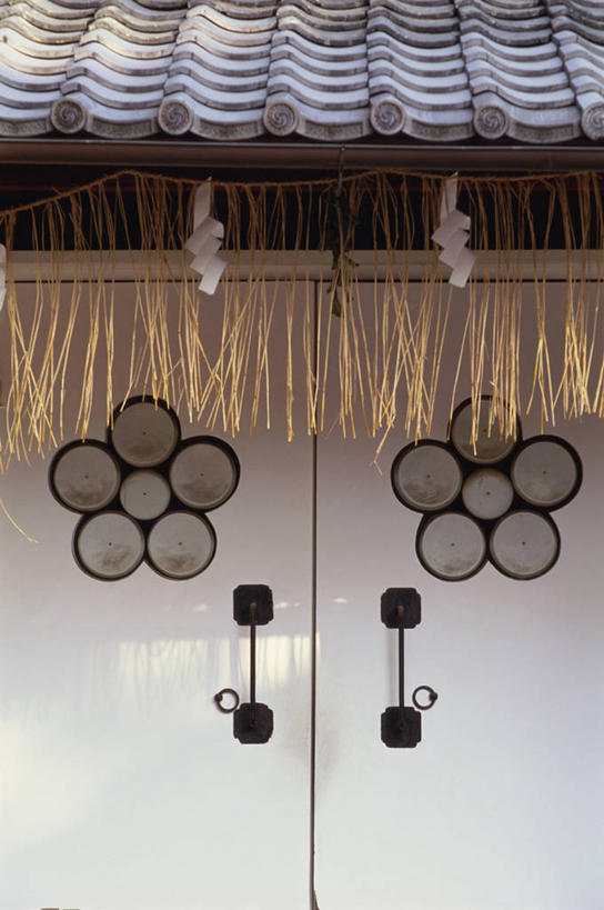 无人,竖图,室外,白天,正面,旅游,度假,标志建筑,地标,建筑,京都,日本,亚洲,一排,节日,整齐,并列,并排,瓦片,神社,瓦,文化,娱乐,建设,传统,排列,草绳,绳子,祈祷,享受,休闲,健康,旅游胜地,放松,许愿,宗教,建造,信仰,京都府,纪念,神道,绳索,祈求,祭祀,队列,平行,东亚,屋瓦,本州,本州岛,日本国,近畿地方,近畿,神道教,注连绳,稻草绳,社屋,北野天满宫,上京区,平安,彩图