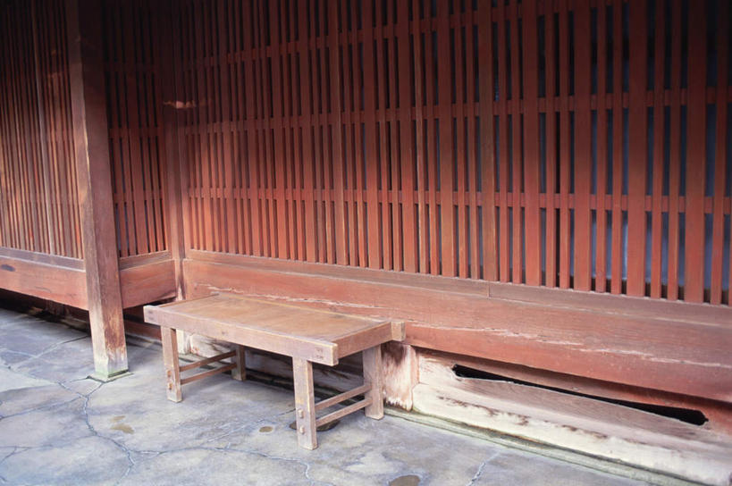 无人,木屋,横图,室外,白天,正面,旅游,度假,地板,楼梯,标志建筑,地标,建筑,京都,日本,亚洲,板凳,柱子,凳子,阶梯,墙,地面,娱乐,建设,墙壁,墙面,台阶,红色,享受,休闲,旅游胜地,放松,京都府,东亚,本州,本州岛,日本国,近畿地方,近畿,岚山,彩图,茅舍,棚屋,小木屋,小屋