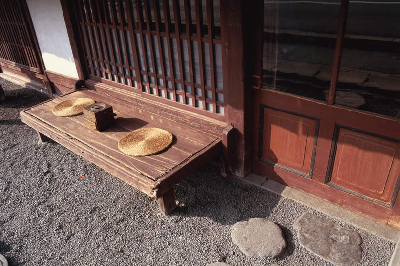 无人,横图,俯视,室外,白天,旅游,度假,石头,窗户,楼梯,门,标志建筑,地标,建筑,京都,日本,亚洲,阴影,光线,板凳,石子,影子,凳子,阶梯,木门,娱乐,建设,玻璃窗,台阶,蒲团,阳光,垫子,门框,享受,休闲,旅游胜地,放松,京都府,东亚,本州,本州岛,日本国,近畿地方,近畿,岚山,石块,彩图,高角度拍摄,水泥地