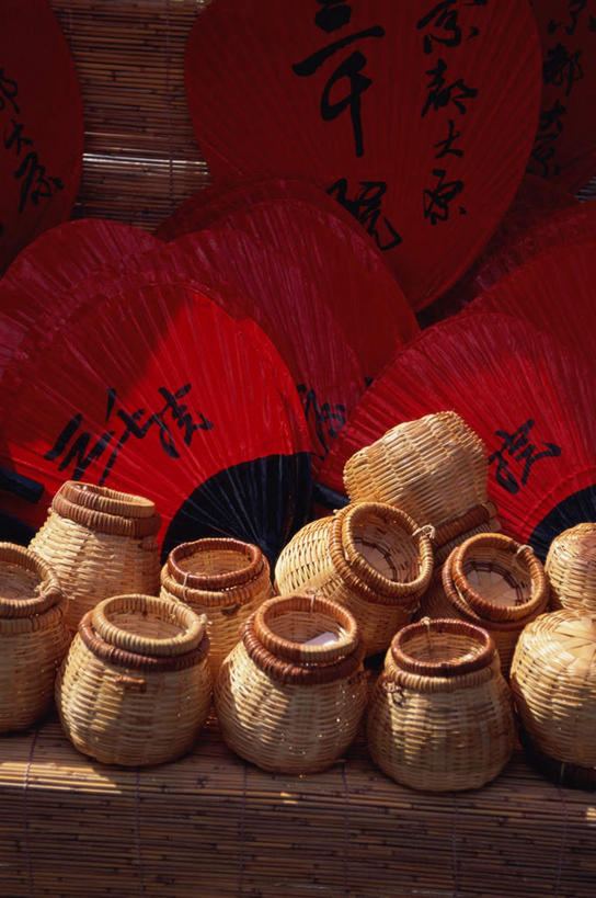 无人,交叉,竖图,室外,白天,正面,旅游,度假,标志建筑,地标,建筑,竹子,京都,日本,亚洲,许多,阴影,竹制,日本文化,编织,光线,篮子,扇子,影子,竹篓,娱乐,建设,红色,阳光,帘子,珠帘,竹篮,享受,休闲,旅游胜地,放松,字画,京都府,竹条,交织,竹制品,东亚,篓子,本州,本州岛,日本国,近畿地方,近畿,嵯峨野,穿插,岚山,彩图