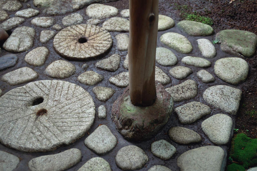 无人,横图,俯视,室外,白天,石头,京都,日本,亚洲,石子,柱子,阶梯,石墩,井盖,青苔,石路,木柱,石阶,京都府,东亚,本州,廊柱,本州岛,日本国,近畿地方,近畿,水漏,石块,彩图,高角度拍摄