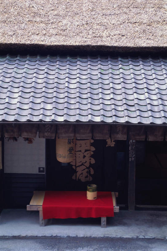 无人,栏杆,竖图,俯视,室内,白天,旅游,度假,石头,名胜古迹,窗户,楼梯,门,标志建筑,地标,建筑,京都,日本,亚洲,阴影,遗迹,光线,板凳,扶手,石子,瓦片,影子,凳子,阶梯,木门,屋顶,屋檐,顶棚,古迹,文物,娱乐,建设,古建筑,护栏,檐,玻璃窗,台阶,阳光,门框,享受,休闲,石阶,旅游胜地,放松,茅草,京都府,古文明,东亚,本州,本州岛,日本国,近畿地方,近畿,嵯峨野,岚山,石块,彩图,高角度拍摄,水泥地