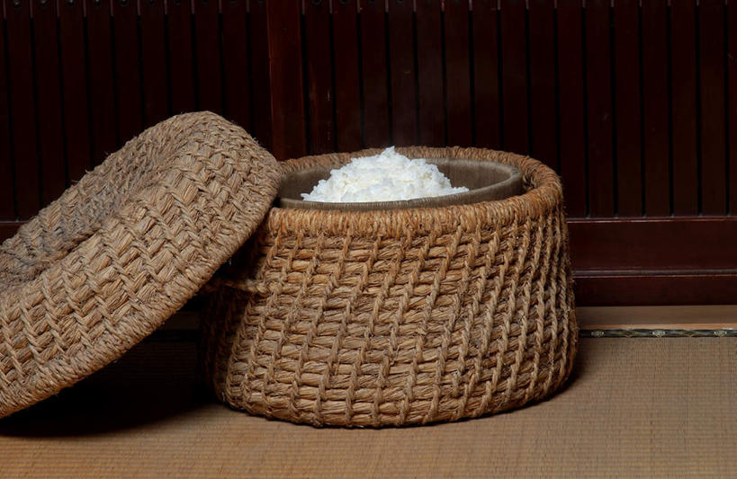 无人,横图,俯视,室外,特写,白天,农作物,石头,许多,阴影,光线,石子,影子,白米,稻草,稻穗,麦穗,地面,米,竹扁,大米,一个,阳光,藤编,收获,竹编,单个,获得,石块,彩图,高角度拍摄