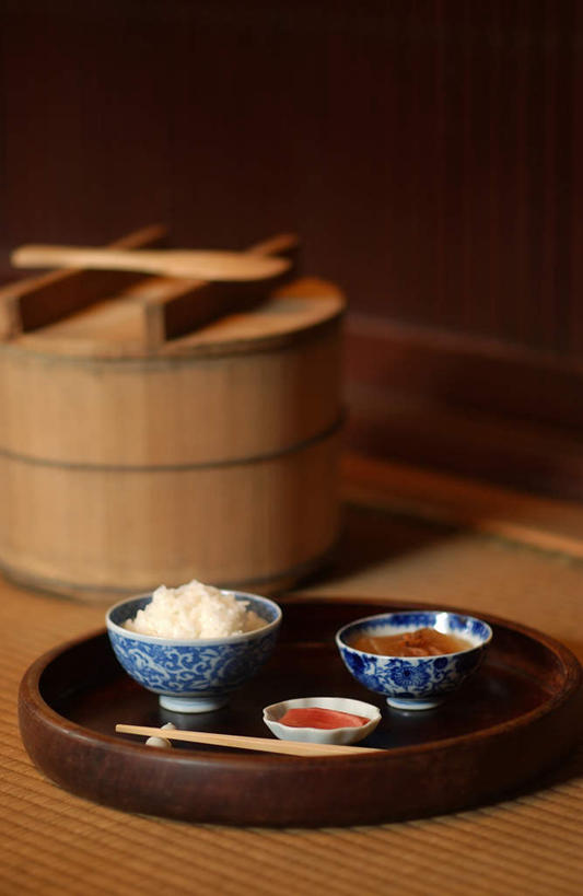 无人,竖图,俯视,室外,特写,白天,农作物,筷子,餐具,许多,阴影,光线,碟子,饭桶,盘,席子,影子,勺子,陶瓷,白米,饭勺,陶瓷制品,米,小菜,榻榻米,竹扁,酸梅,大米,一个,阳光,盘子,容器,调羹,碟,汤匙,碗,藤编,收获,竹编,单个,储藏,储存,获得,彩图,高角度拍摄,贮存