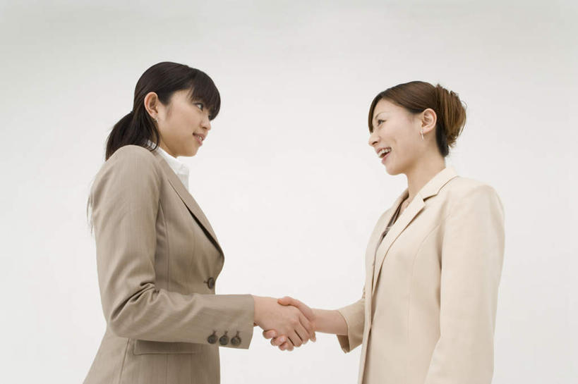 东方人,两个人,同事,商务人士,商务女性,站,握手,笑,微笑,露齿笑,横图,室内,白天,白色背景,衬衫,成功,合作,团队,集体,信心,亚洲,套装,注视,黄种人,侧身,队伍,观察,看,站着,摄影,影棚,观看,察看,领导,成就,关注,商务装,合伙,领袖,工薪阶层,年轻女性,女人,女性,亚洲人,白领,上班族,搀手,拉手,手拉手,手握手,站立,半身,彩图,影棚拍摄,衬衣,拍摄